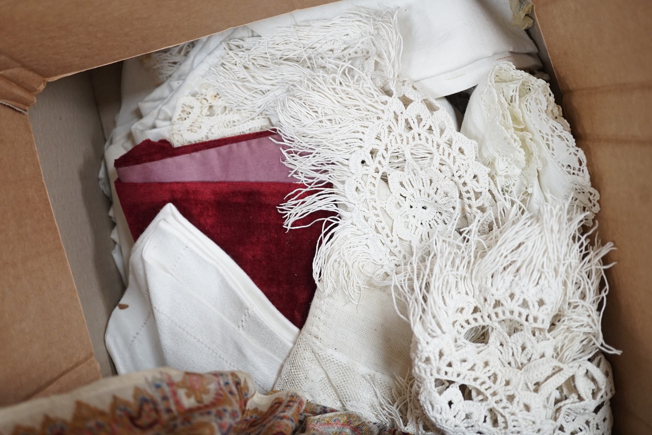 A quantity of mixed linen, together with two paisley seals and other table mats, cloths, etc.